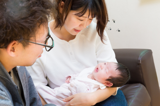新生児を抱く家族